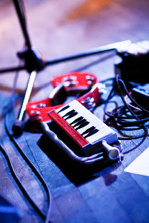 Melodica und Schellenring am Mikrophonstnder liegend beim Konzert von Herzz in der Scheune