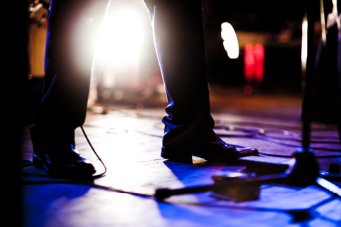 Schuhe von Jrg Schittkowski Live beim Herzzkonzert in der Scheune als support von Rummelsnuff